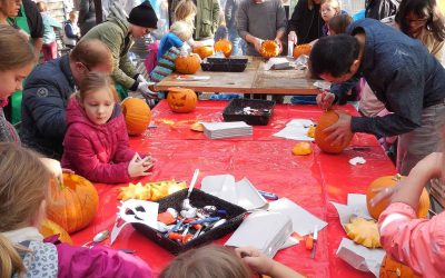 Kürbisschnitzen zur Halloween-Aktion am Hofladen