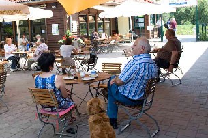 Cafe Bild Außenbereich des Cafés Südpark mit Gartenstühlen und Tischen