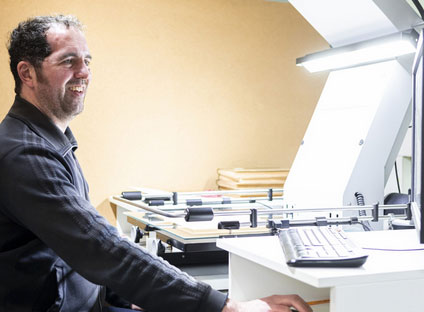 Ein Mann arbeitet an einem Computer.