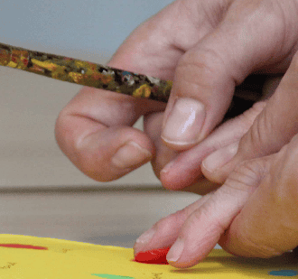 Foto von helfenden Händen beim Malen