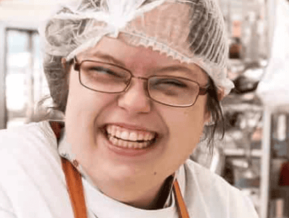 Man sieht Fotos von Menschen mit Beeinträchtigungen, die in der Werkstatt arbeiten. Man sieht Fotos von Menschen mit Beeinträchtigungen, die in der Werkstatt arbeiten.