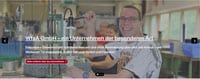 Startseite-Screenreader Herzlich willkommen auf der Internetseite der Werkstatt für angepasste Arbeit W f a A. Sie ist ein Arbeitsplatz für Menschen mit Behinderung. Die W f a A versteht sich als Einrichtung zur Integration, Rehabilitation, Betreuung und Förderung. Es werden Fotos von Menschen mit Beeinträchtigungen gezeigt zusammen mit Mitarbeitern der W f a A. Man sieht außerdem einen glücklichen Mann mit Beeinträchtigung bei der Holzbearbeitung und ein Foto vom Südpark.